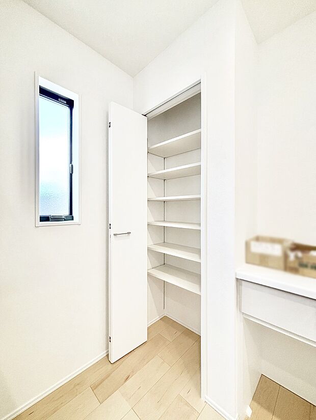 【その他設備(パントリー)】キッチンにはパントリー！食材のストックはもちろん、日用品の収納など使い方はいろいろ！