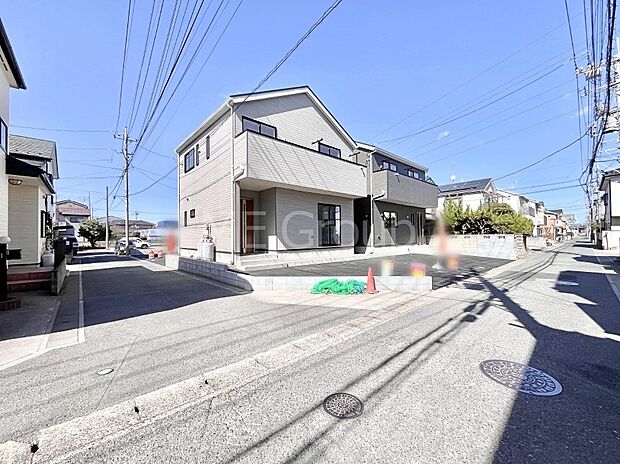 【前面道路含む現地写真】角地なので日当たりも良く、お家が堂々として見えます。