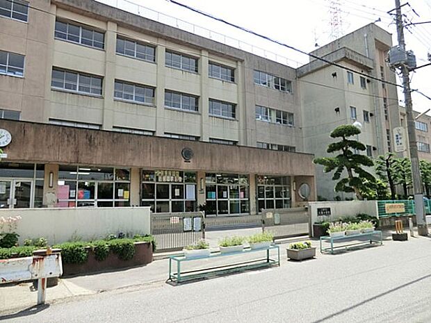 八潮市立大瀬小学校（約1,300m・徒歩17分）