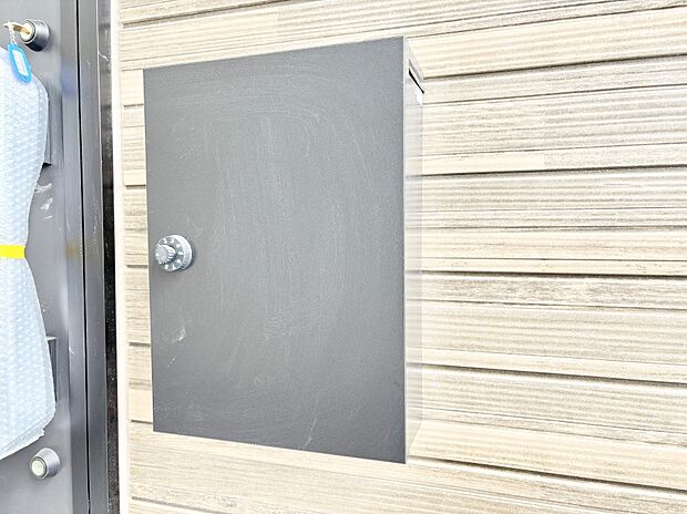 【その他現地】シンプルなデザインのポスト