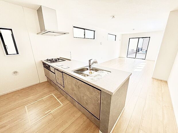 【ダイニングキッチン】料理をしながらご家族との会話を楽しめる対面カウンターキッチン