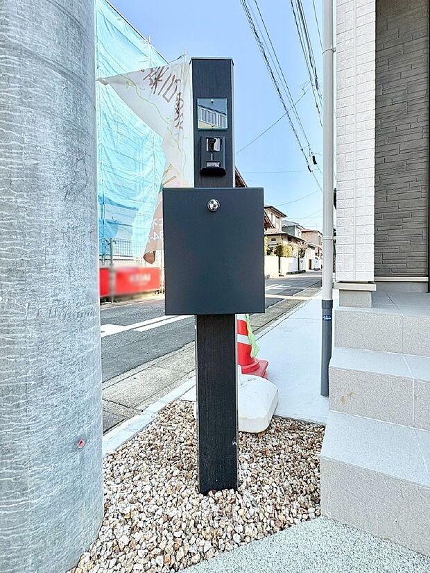 【その他現地】シンプルデザインのポスト。