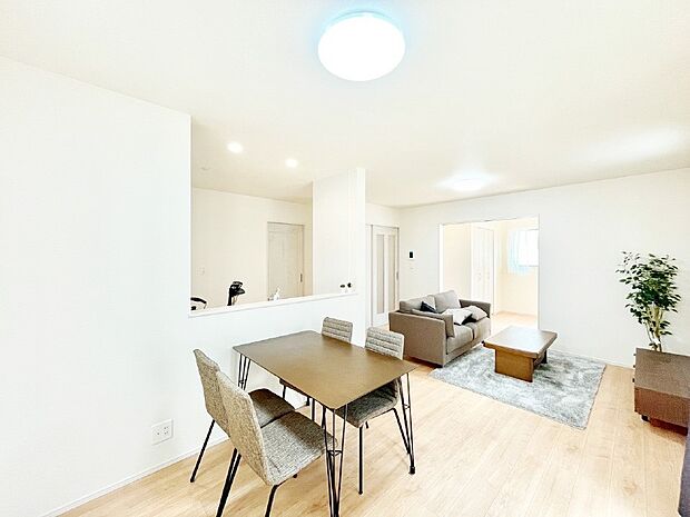 【ダイニング】家族の笑顔が自然と生まれてくる、そんな雰囲気のダイニングに仕上がっています。