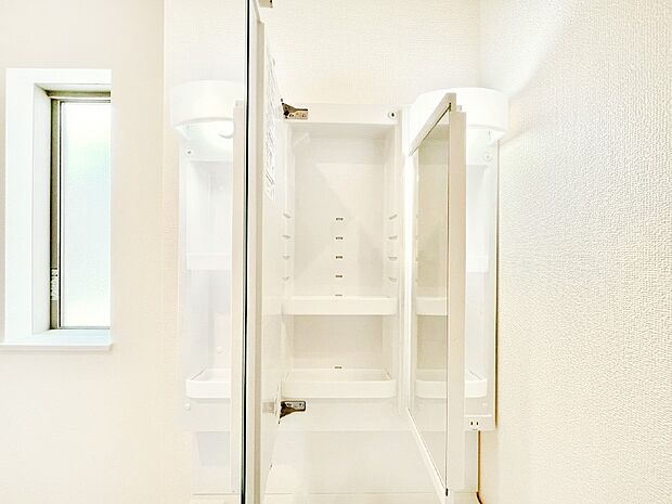 【その他設備(三面鏡裏収納)】三面鏡の裏に、化粧品や衛生用品などを収納可能。洗面台をすっきりと保ちます！