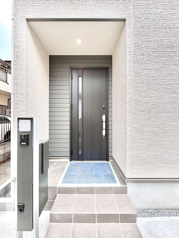 【玄関】大切な家族、来客を出迎える玄関。