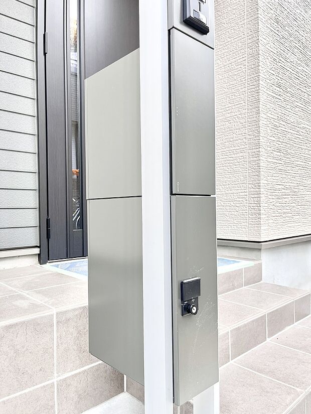 【その他現地】シンプルデザインのポスト。