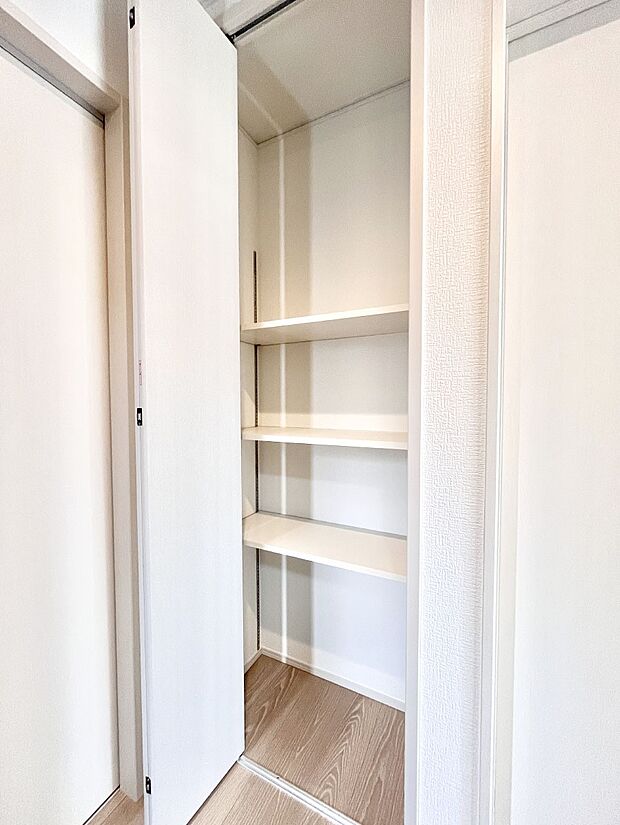 【その他設備(廊下収納)】廊下収納。掃除道具や季節の小物を収納することができます。