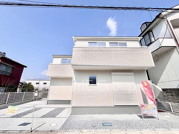 【現地外観写真】洗練された外観、上質な住空間が広がる室内は永く安心して過ごせる住居です。 