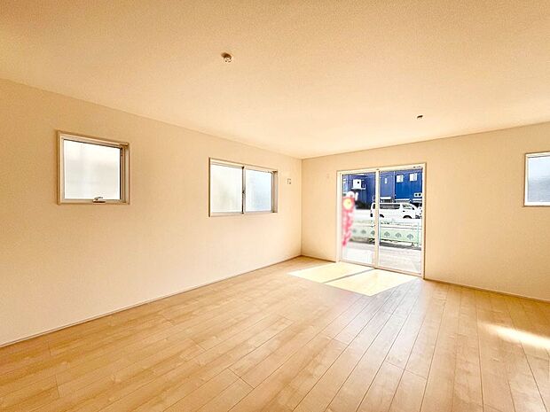 【リビングダイニング】大きな窓からたっぷりの陽光と風を感じられるリビング