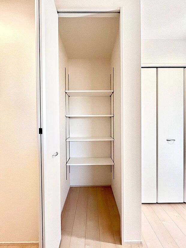 【その他設備(玄関ホール収納)】玄関ホール収納です。掃除道具やお出かけ用グッズの収納に便利です。