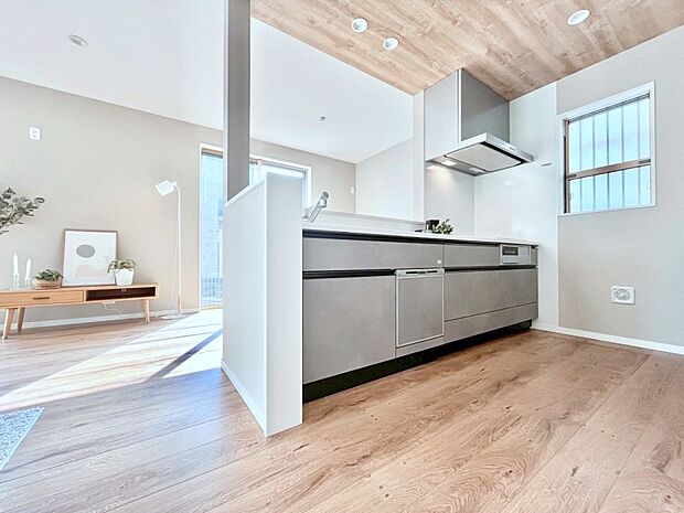 【ダイニングキッチン】カウンター越しに楽しいおしゃべり。いつものお料理がもっと美味しくなりそうですね。