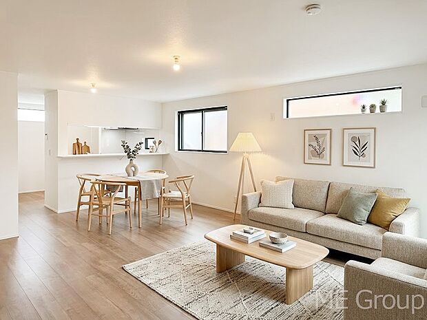 【リビング】ご家族のコミュニケーションが深まるリビング階段を採用したLDK　※家具はCGです