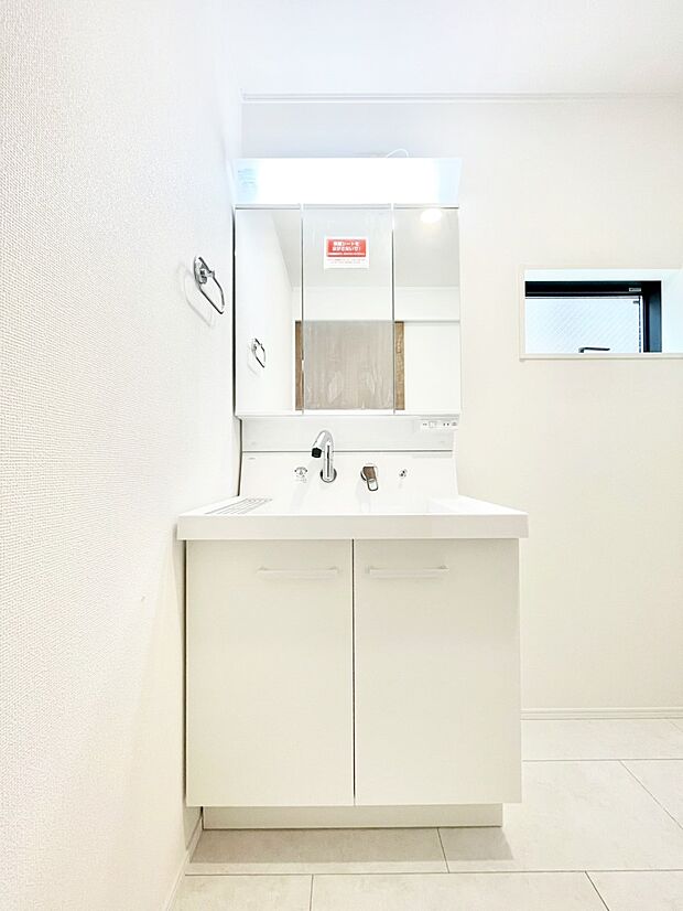 【洗面台・洗面所】スタイリングに便利な三面鏡、ミラーキャビネットで細かい物スッキリ