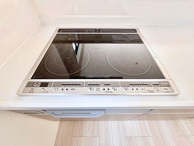 【その他設備(IHクッキングヒーター)】IHクッキングヒーターは天板の調理面がフラットなので調理後はサッと一拭きするだけ！