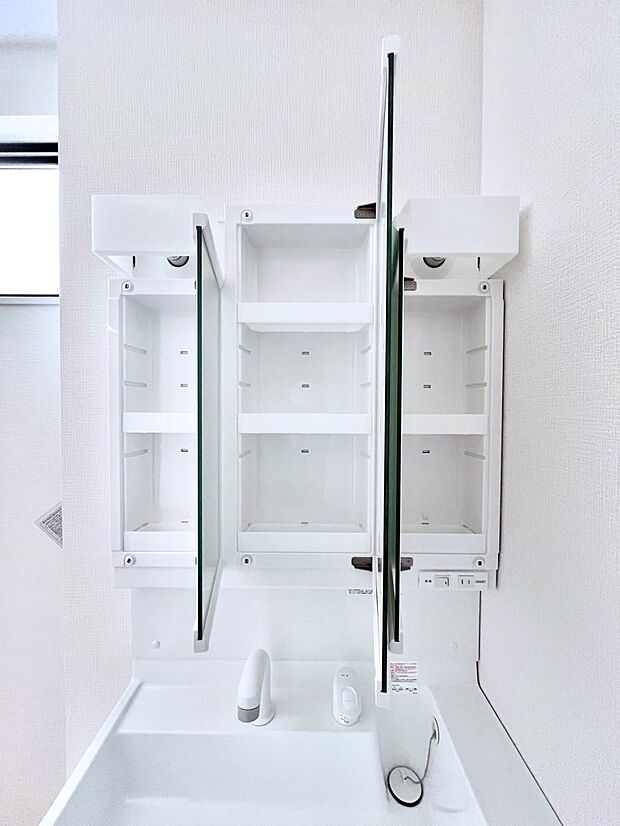 【その他設備(三面鏡裏収納)】三面鏡の裏に、化粧品や衛生用品などを収納可能。洗面台をすっきりと保ちます！