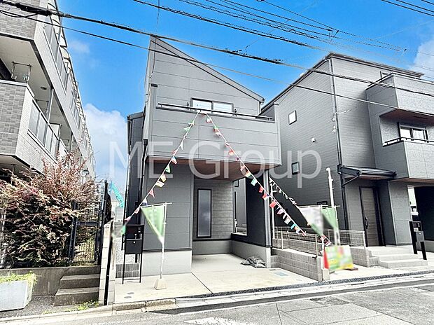 【現地外観写真】洗練された外観、上質な住空間が広がる室内は永く安心して過ごせる住居です。 