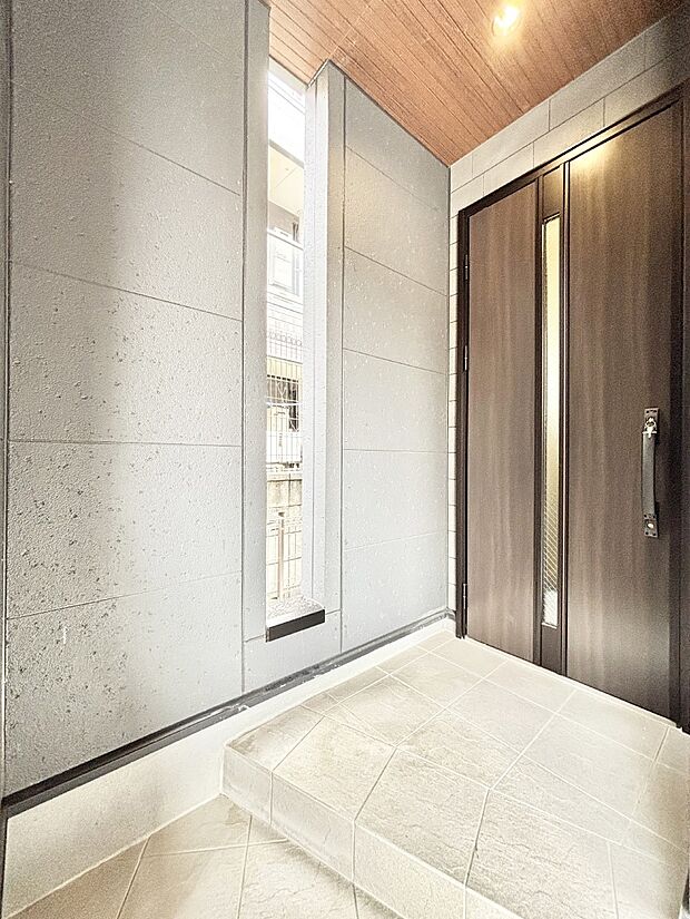 【玄関】大切な家族、来客を出迎える玄関。