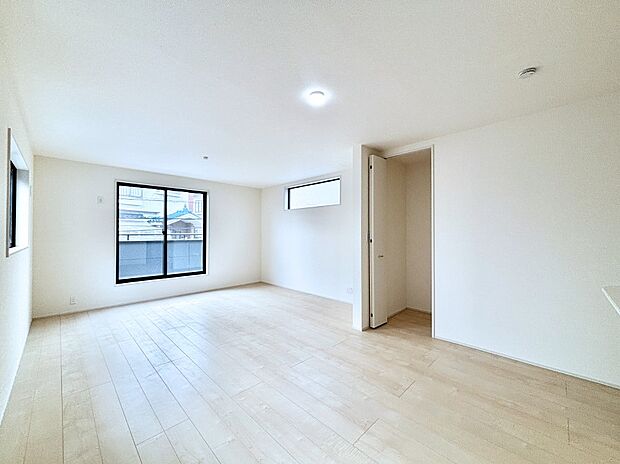 【ダイニング】日当たりの良いリビング。お気に入りのグリーンを飾れば更に心地よさがアップ！