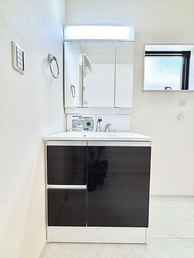 【洗面台・洗面所】大きく見やすい三面鏡で清潔感ある洗面台は、身だしなみチェックや肌のお手入れにおすすめです。