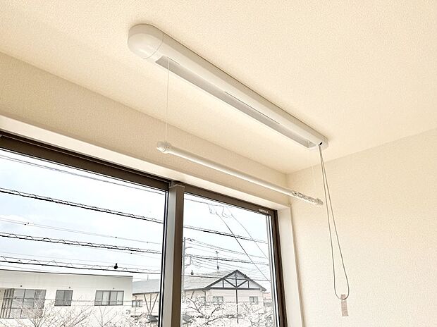 【その他設備(室内物干し)】室内物干しポール。梅雨や花粉の時期に大活躍します。  