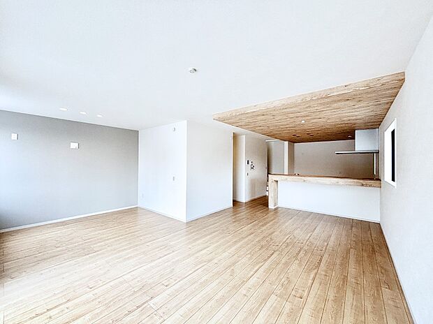 【リビングダイニング】アクセントクロスがお洒落なリビング。家族でのんびりくつろげる広々スペース。