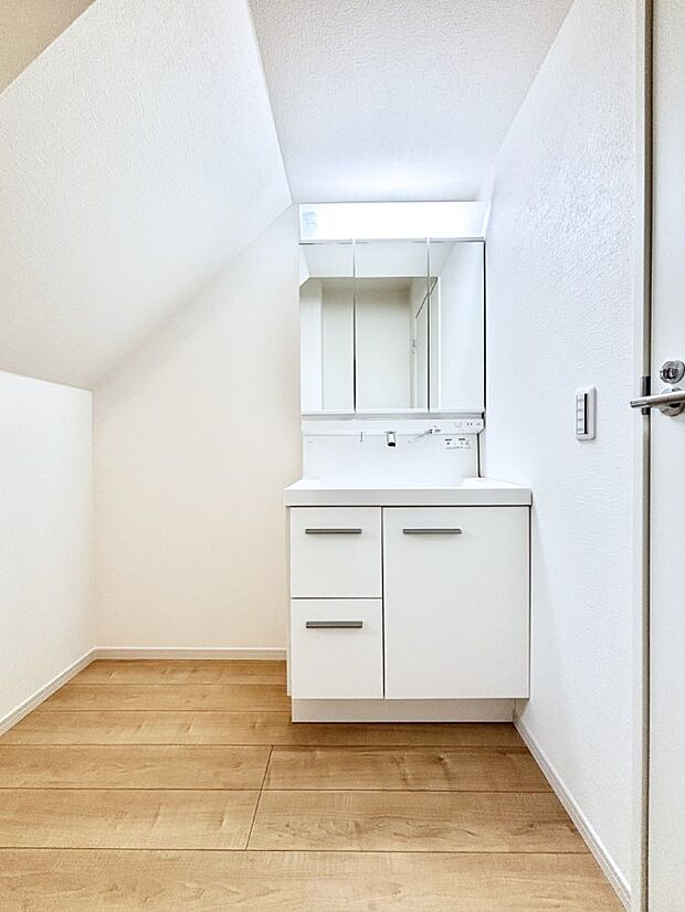 【洗面台・洗面所】大きく見やすい三面鏡で清潔感ある洗面台は、身だしなみチェックや肌のお手入れにおすすめです。