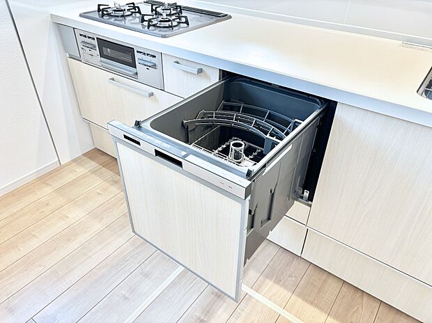【その他設備(食洗機)】面倒なお片づけは食洗機にお任せ！家事の負担が減って、時間にも気持ちにもゆとりができます。