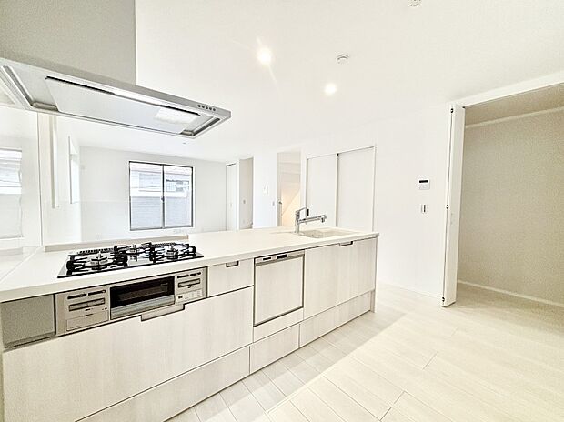 【ダイニングキッチン】料理をしながらでもご家族との会話を楽しめる対面キッチン　