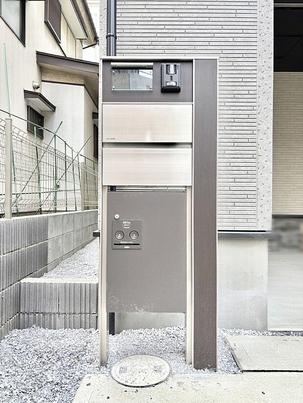 【その他現地】表札・インターホン・ポスト・宅配ＢＯＸをひとつに集約。エントランスになじむシンプルデザイン。