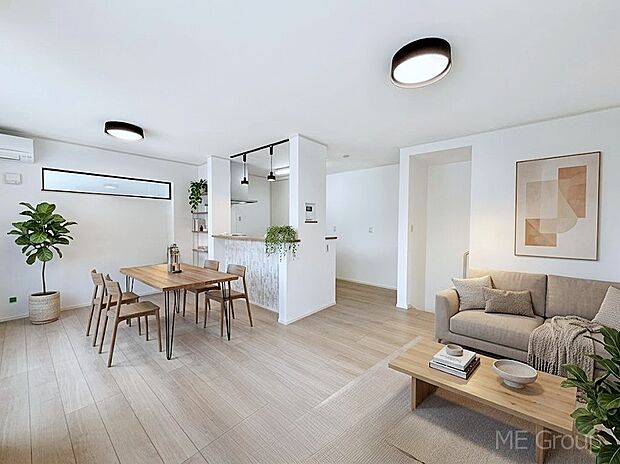 【リビング】ご家族の賑やかな話し声で包まれる明るいリビング  ※家具はCGです