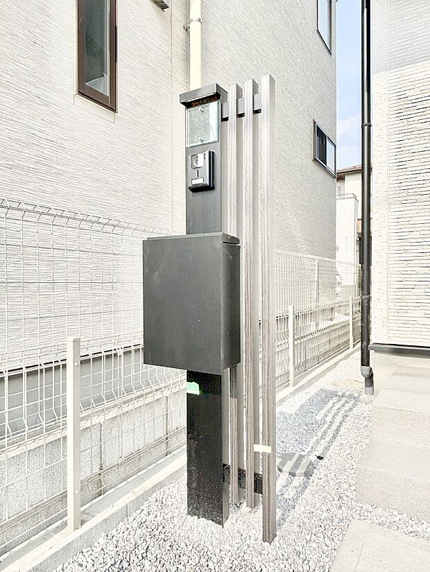 【その他現地】シンプルデザインのポスト。