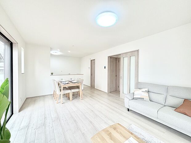 【リビング】ご家族の賑やかな話し声で包まれる明るいリビング