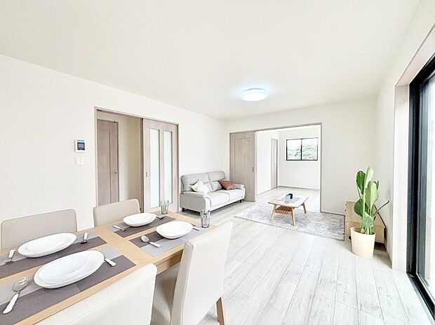 【リビングダイニング】明るい陽光が注ぎ、寛ぎの雰囲気に満たされるリビング・ダイニング。 