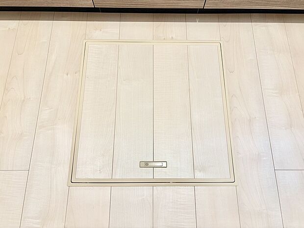 【その他設備(床下収納)】床下収納付き！日用品・非常用品の収納にも大活躍。