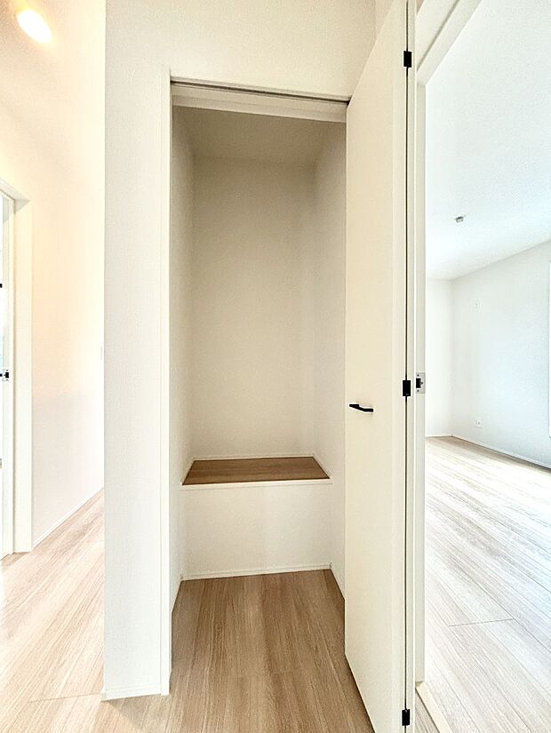 【その他設備(廊下収納)】廊下収納。掃除道具や季節の小物を収納することができます。