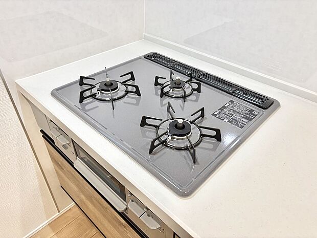 【その他設備(Ｓｉセンサーコンロ)】ガスコンロはＳｉセンサー搭載。火力調節や焦げ付き・消し忘れも防いでくれます。