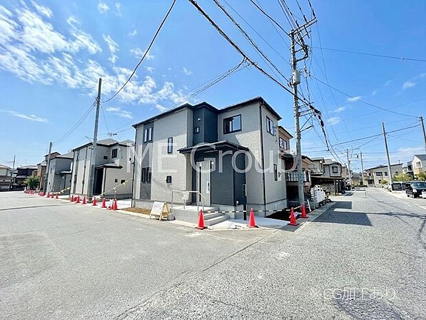 【前面道路含む現地写真】角地なので日当たりも良く、お家が堂々として見えます。