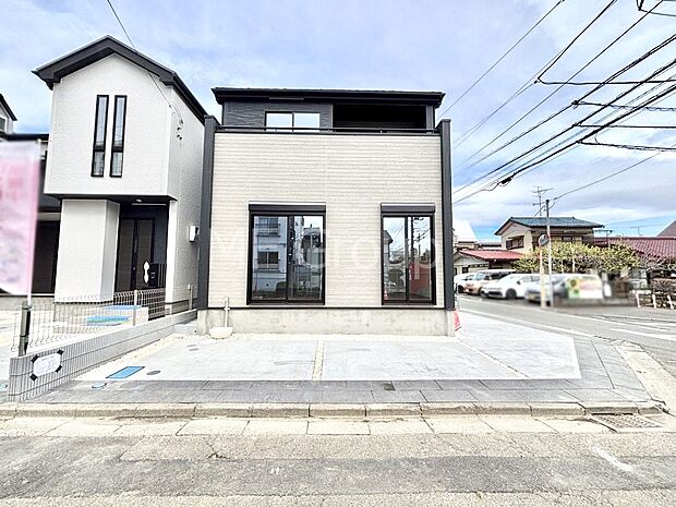 【現地外観写真】洗練された外観、上質な住空間が広がる室内は永く安心して過ごせる住居です。 