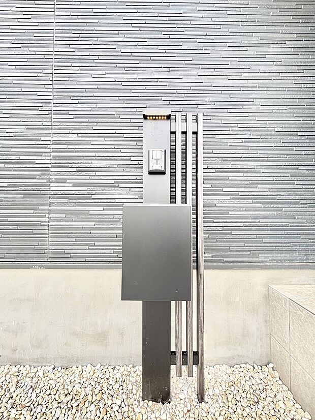 【その他現地】シンプルデザインのポスト。