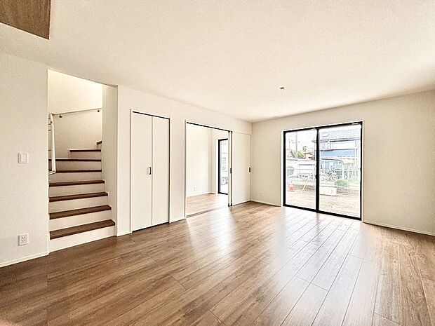 【リビングダイニング】リビング階段が家族の笑顔と会話をつないでくれます  