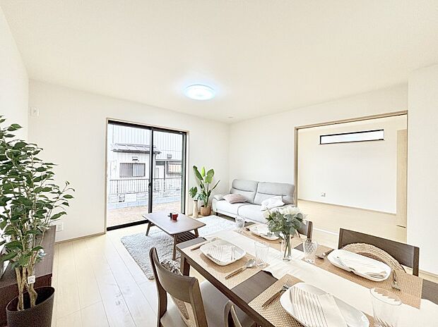 【ダイニング】大きな窓からたっぷりの陽光と風を感じられるダイニング