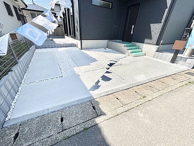 【駐車場】2台(車種による)駐車可!ご家族みんなの自転車も置ける広々カースペース。