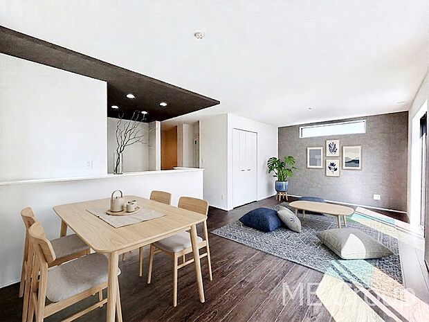 【リビング】ご家族の賑やかな話し声で包まれる明るいリビング ※家具はCGです