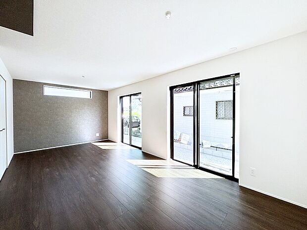 【リビングダイニング】アクセントクロスを用いて空間にメリハリを。インテリアを考えるのが楽しみですね。