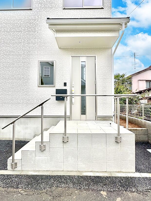 【玄関】大切な家族、来客を出迎える玄関。