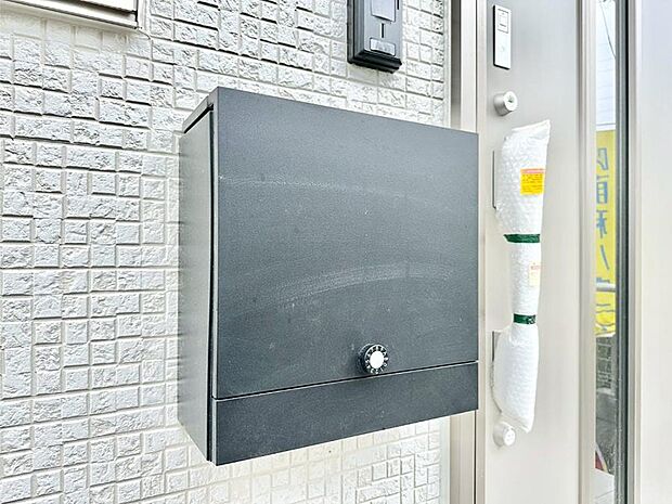 【その他現地】シンプルデザインのポスト。