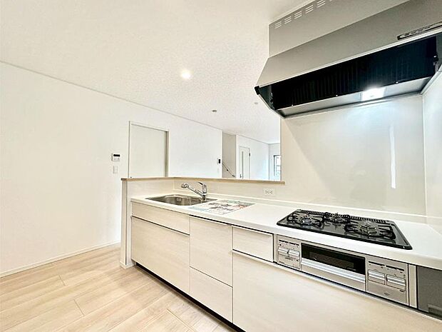 【ダイニングキッチン】料理をしながらでもご家族との会話を楽しめる対面キッチン