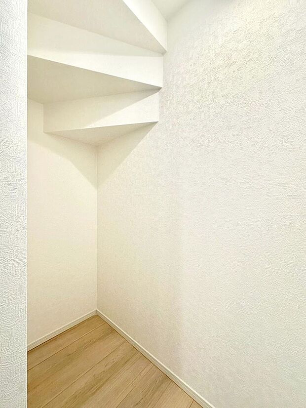 【その他設備(リネンスペース)】便利なリネン庫で、スッキリした使いやすい洗面室に