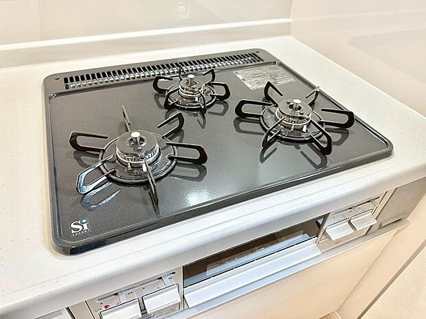 【その他設備(Siセンサーコンロ)】ガスコンロはSiセンサー搭載。火力調節や焦げ付き・消し忘れも防いでくれます。