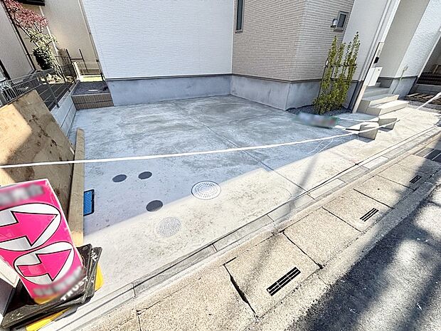 【駐車場】駐車2台可能！急なお客様の駐車に。また、ご家族の自転車スペースとしても大活躍。